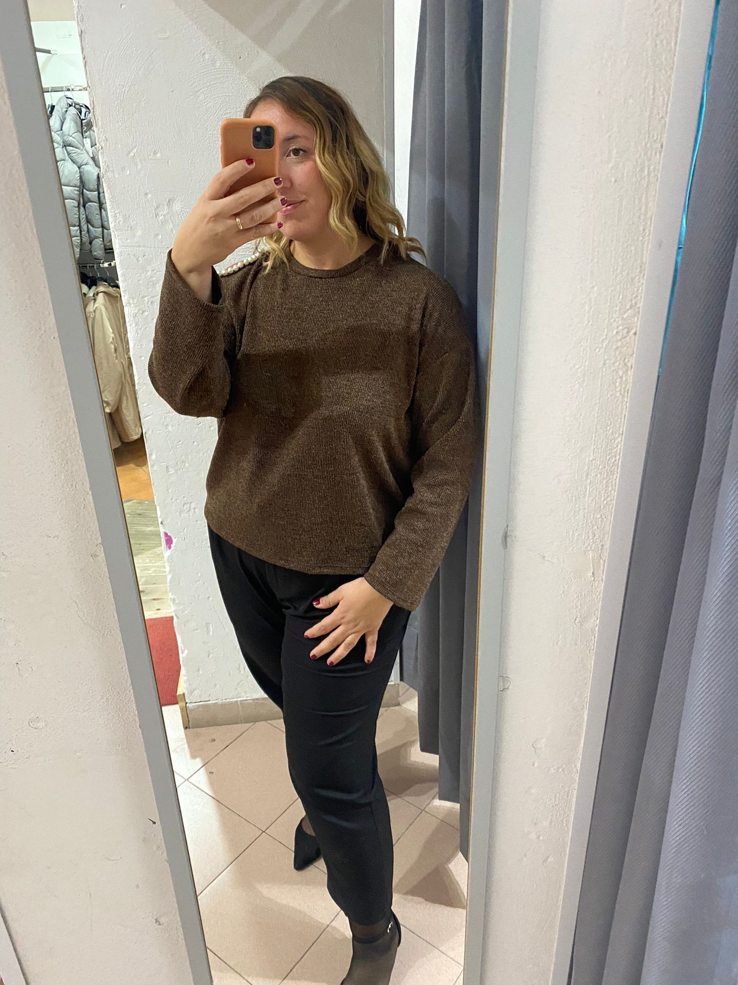 MAGLIA CON PERLE IN SPALLA