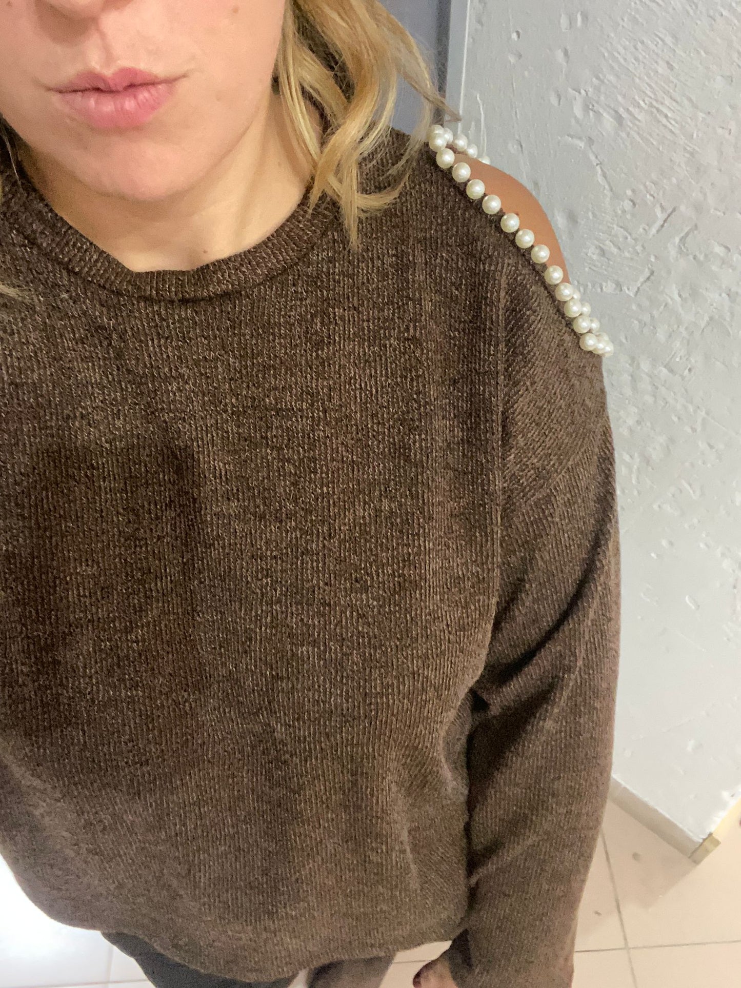 MAGLIA CON PERLE IN SPALLA