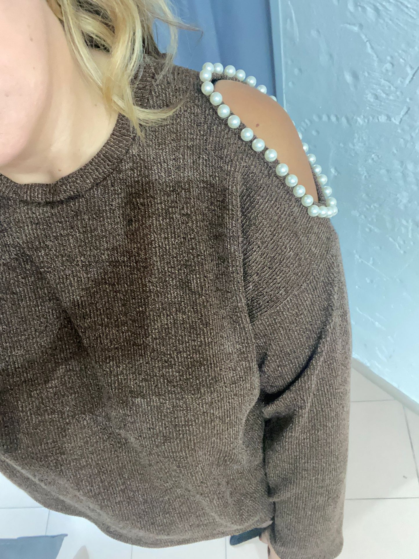 MAGLIA CON PERLE IN SPALLA