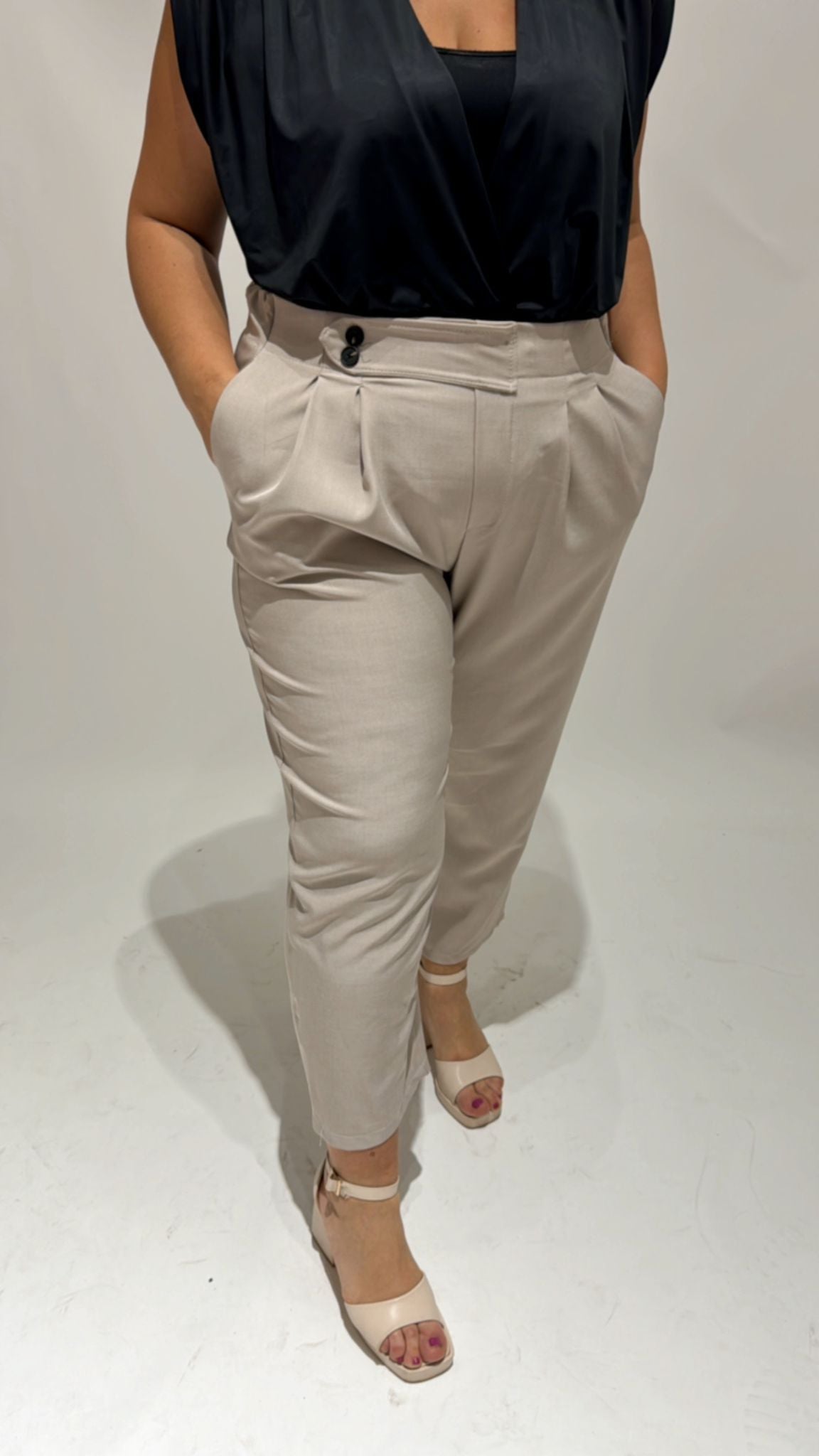 PANTALONE CON FINTO DOPPIO  BOTTONE BEIGE